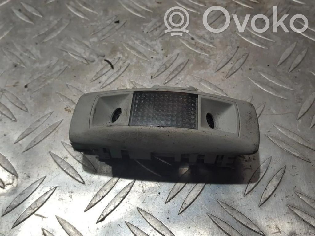 Volkswagen PASSAT B5 Lampka podsufitki tylna 