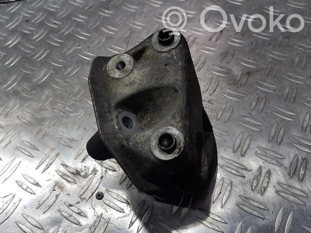 Peugeot 307 Engine mounting bracket 