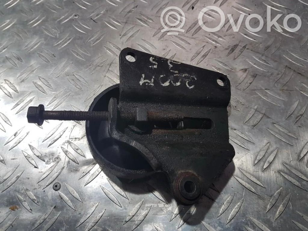 Engine mounting bracket