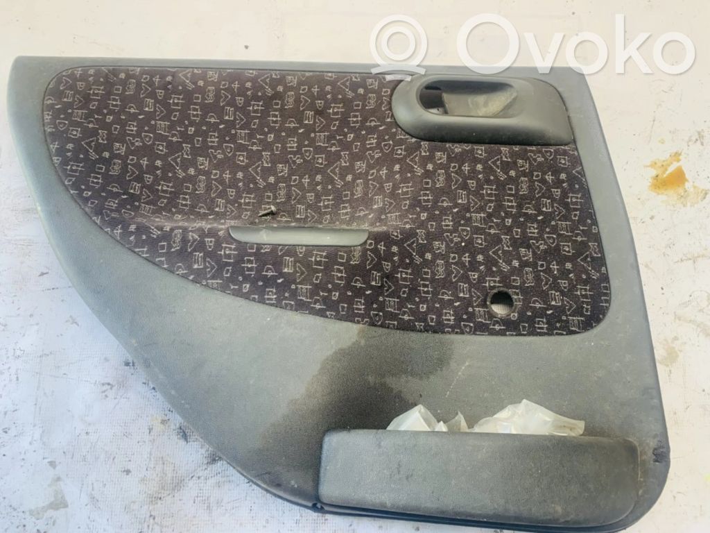 Opel Corsa C Moldura del tarjetero de la puerta trasera 