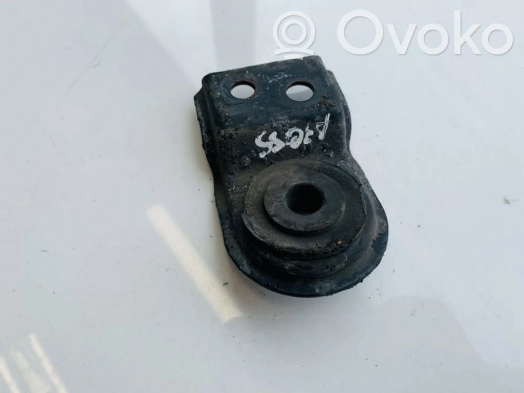 Radiator mount bracket