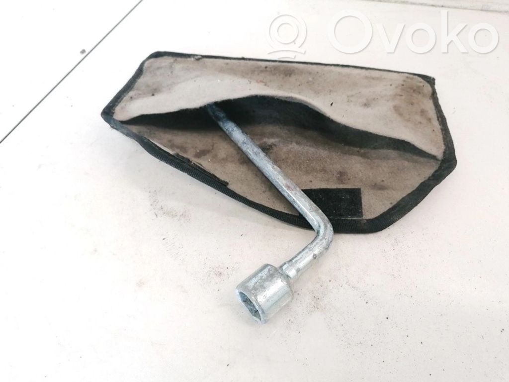 Clé à écrou de roue