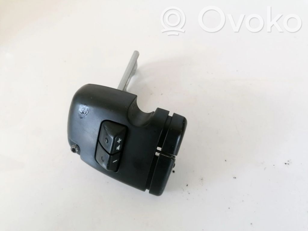 Toyota Yaris Ohjauspyörän painikkeet/kytkimet 