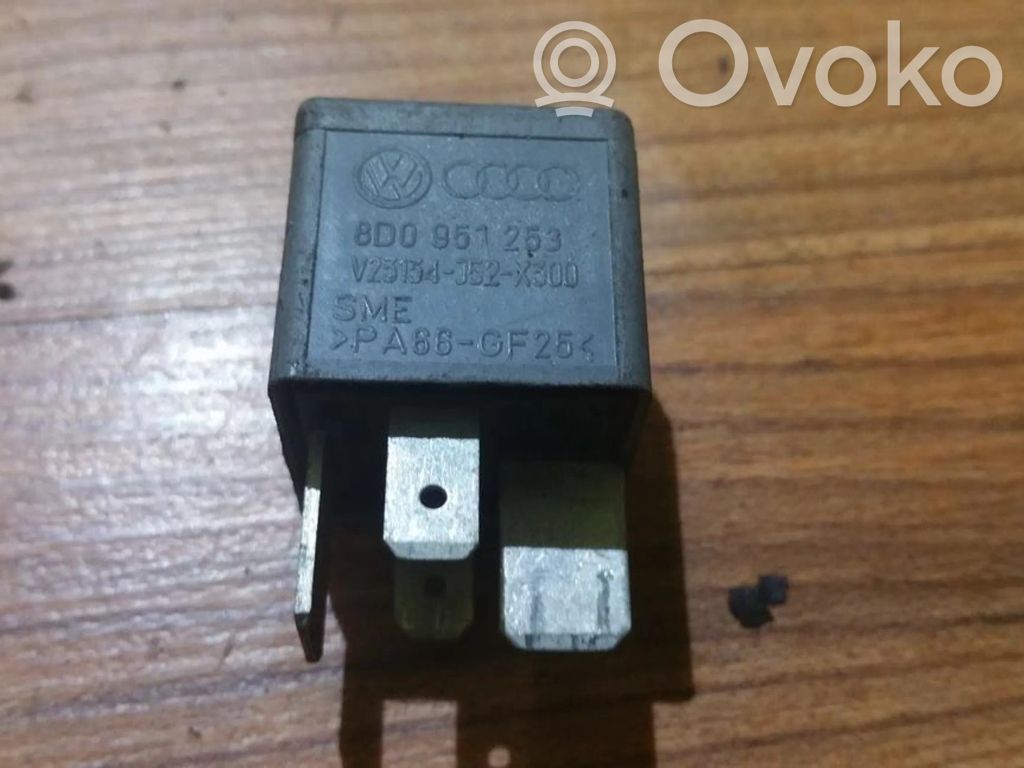 Altri relè   8D0951253,V23134J52X300,8D0951253,V23134J52X300,V23134J52X300