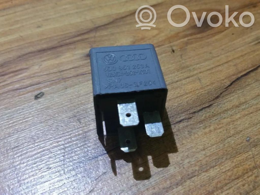 Otros relés   8D0951253A,V23134B52X301,8D0951253A,V23134B52X301