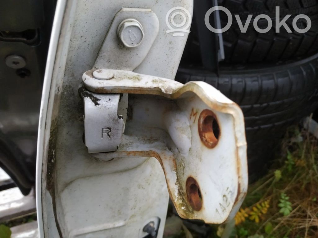 Priekšpusē augšējā vira (eņģe)