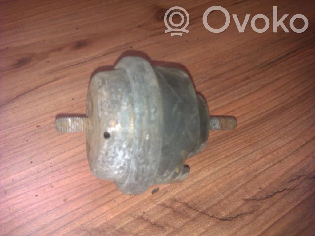 Peugeot 406 Engine mount bracket 