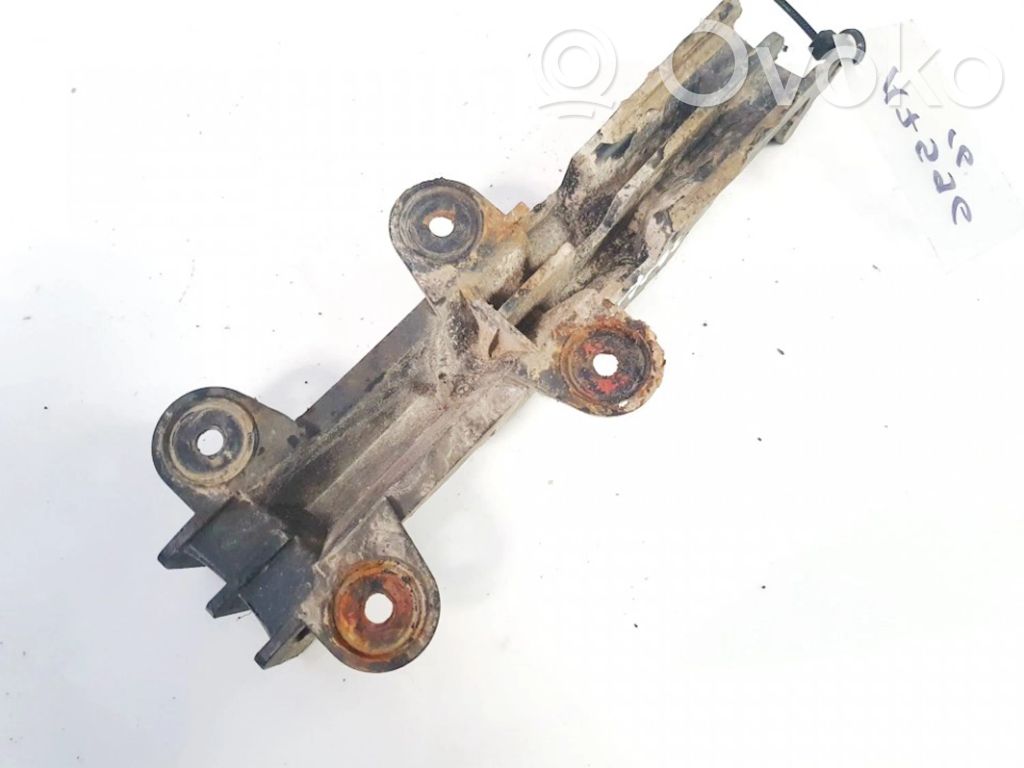 Audi 80 90 B3 Etupuskurin kannake