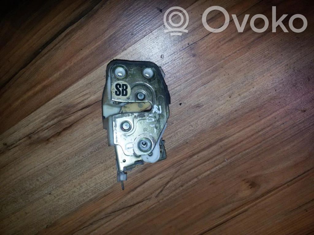 Serrure de porte avant