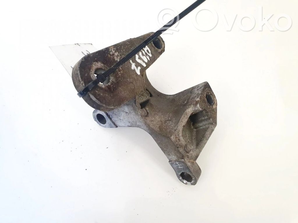Ford Focus Engine mounting bracket 