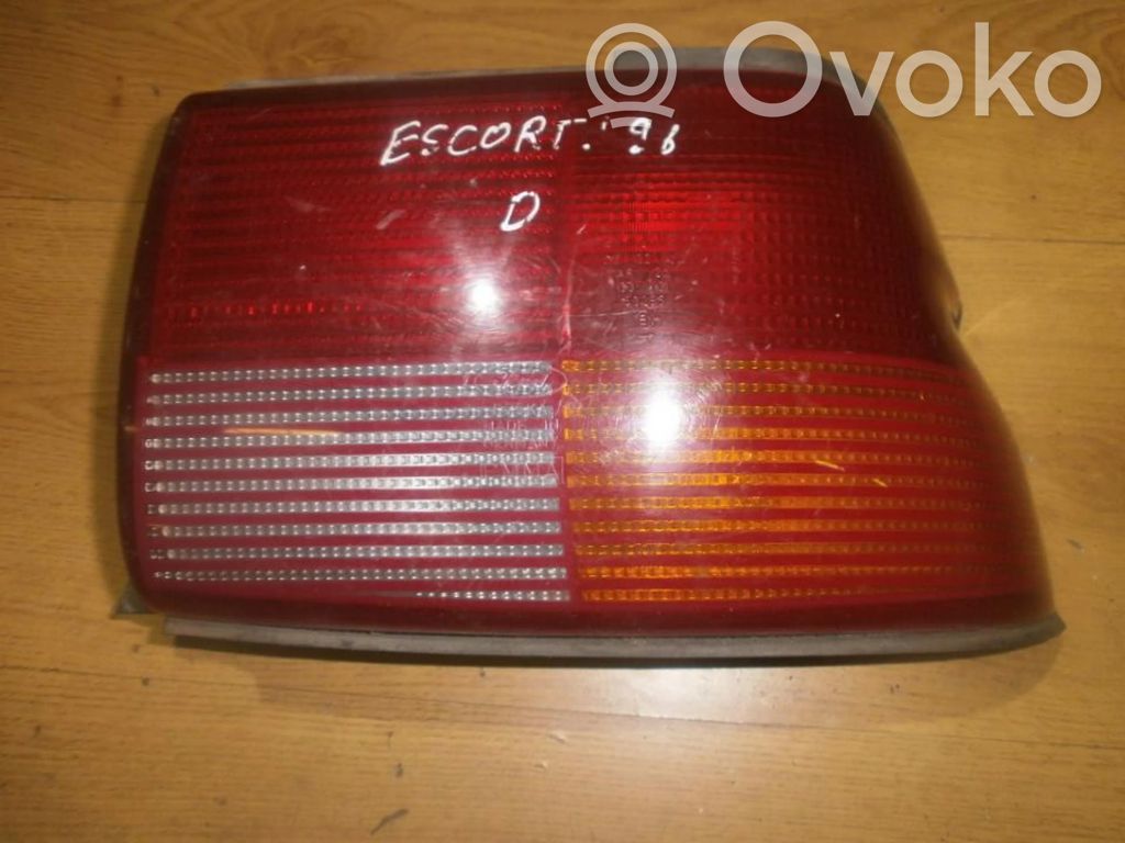 Ford Escort Aizmugurējais lukturis virsbūvē 