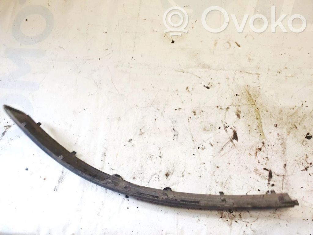 Volkswagen PASSAT B5 Moulure de pare-chocs avant