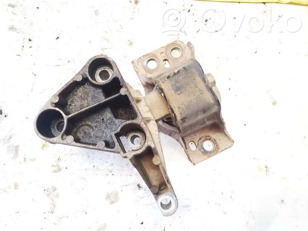 Engine mount bracket   8200592642,586229,586229,8200438263,8200592642
