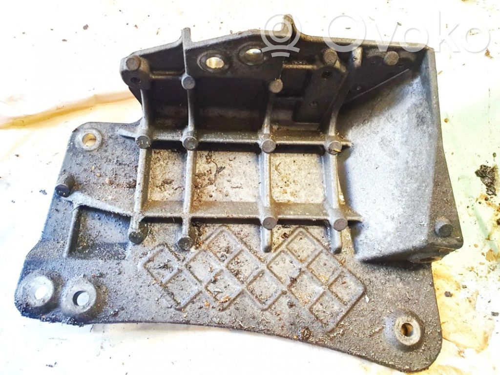 Nissan Primera Engine mounting bracket 