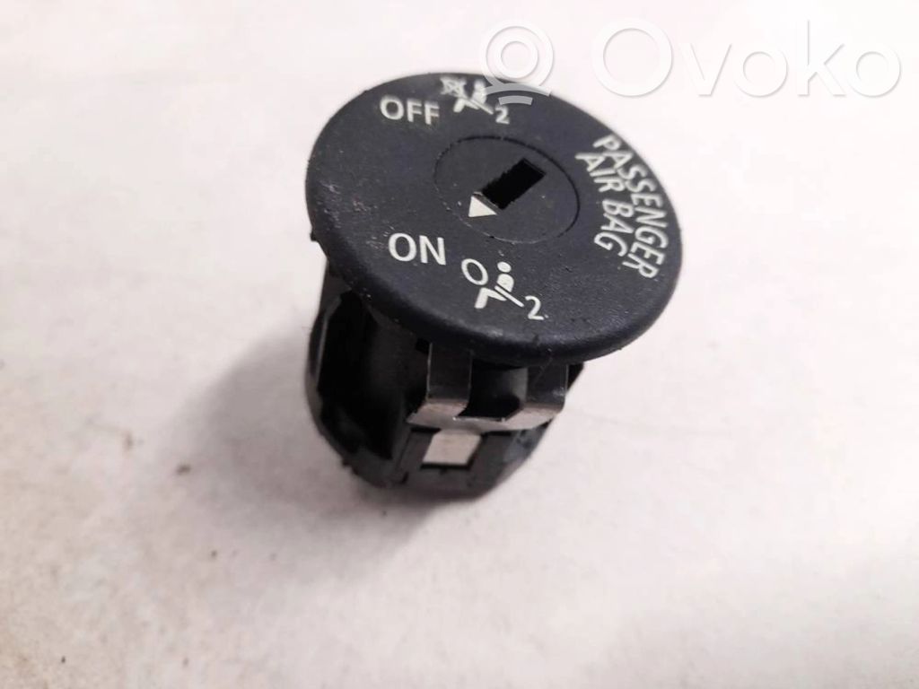 BMW 3 F30 F35 F31 Matkustajan turvatyynyn on-off-kytkin 