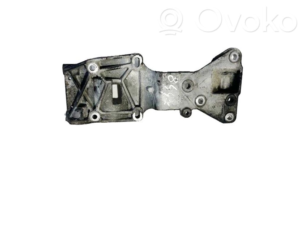 Volvo V50 Engine mounting bracket