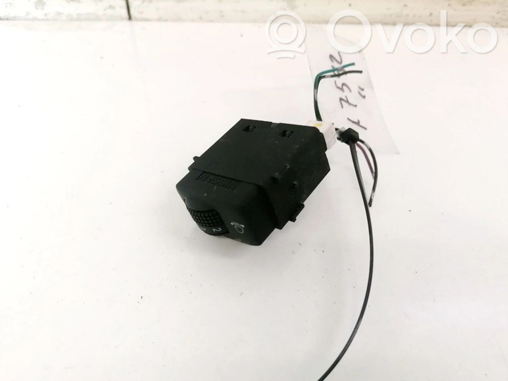 Nissan Note (E11) Interruttore di regolazione livello altezza dei fari
