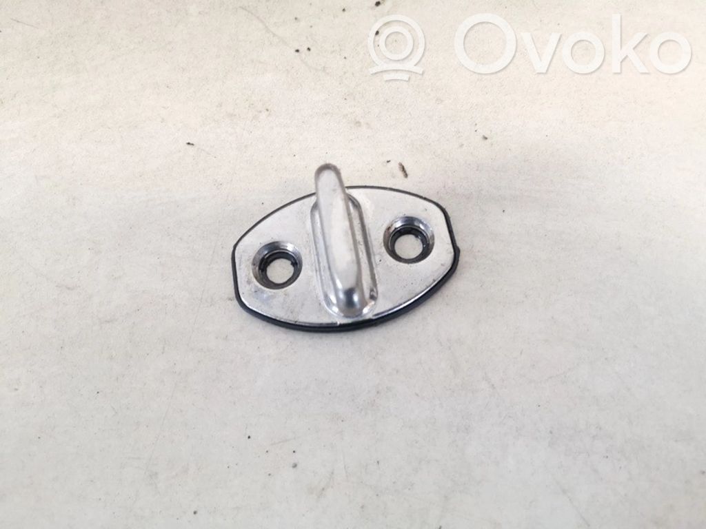 Volkswagen Tiguan Rygiel zamka drzwi tylnych 