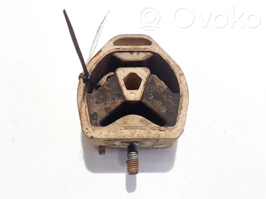 Volkswagen PASSAT B5 Moottorin kiinnikekorvake 