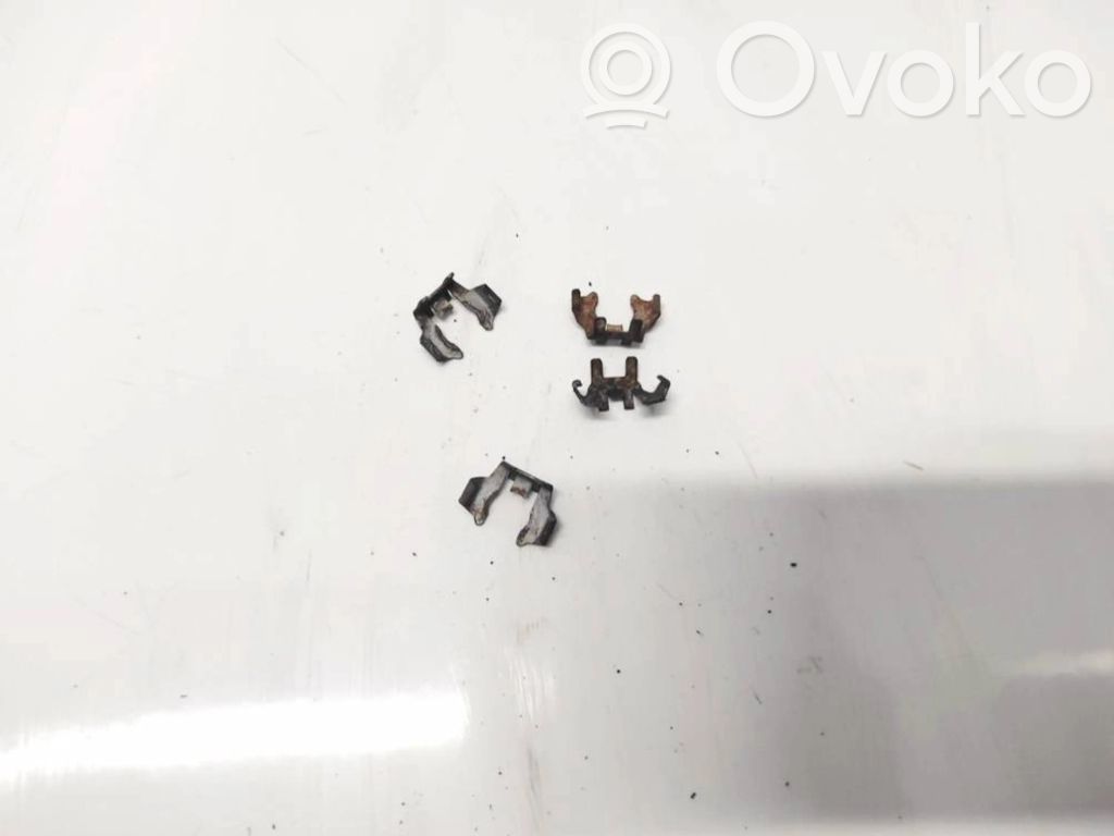 Abrazadera del inyector de combustible