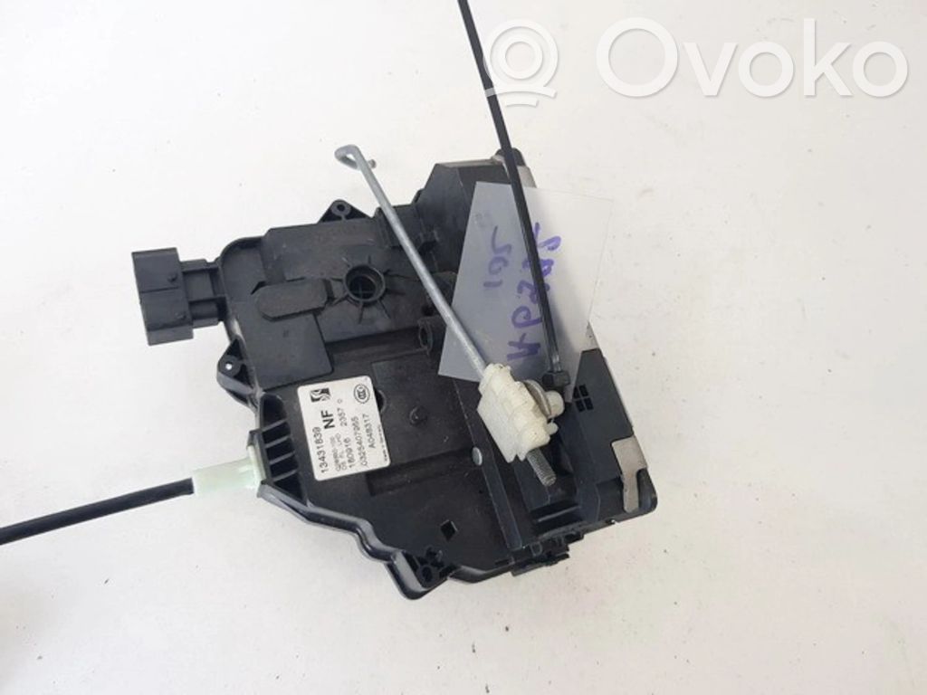 Opel Corsa E Priekšpusē slēdzene 