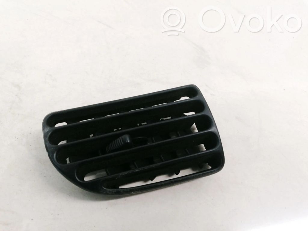Peugeot 406 Dysze / Kratki środkowego nawiewu deski rozdzielczej 