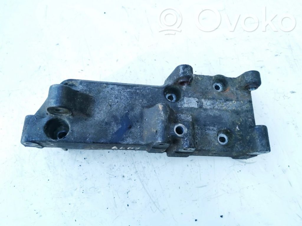 Volvo S70  V70  V70 XC Engine mounting bracket 