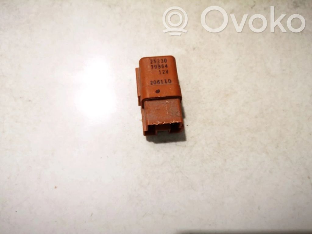 Nissan Almera Tino Altri relè