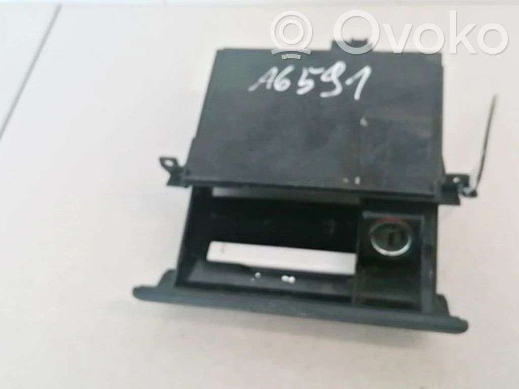 Auton tuhkakuppi   4B0857951F,4B0857951F