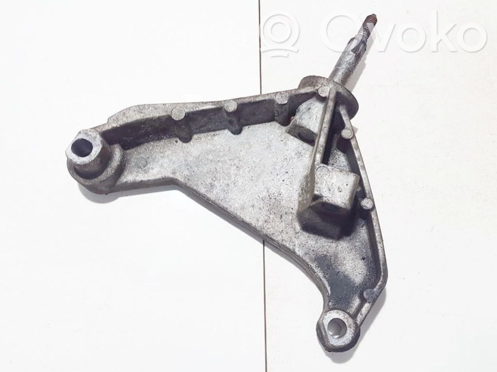 Engine mounting bracket   8200013681,8200013681