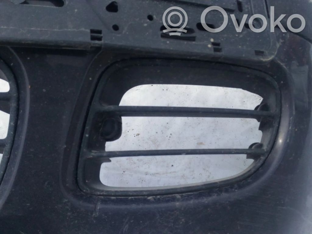 Hyundai Elantra Front bumper lower grill 