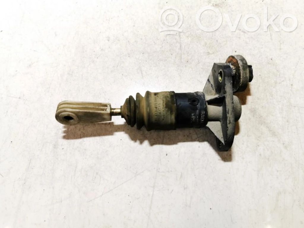 Volkswagen PASSAT B5 Pompa della frizione 
