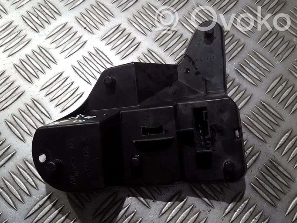 Rover 75 Takavalon polttimon suojan pidike 