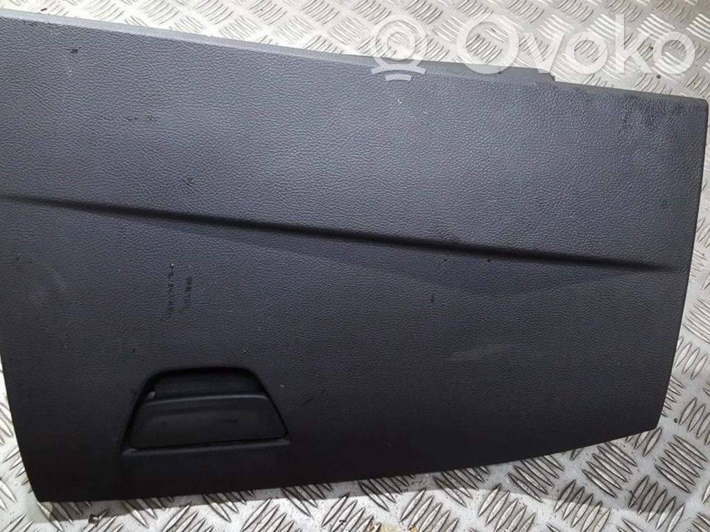 Ford Focus Hansikaslokero 