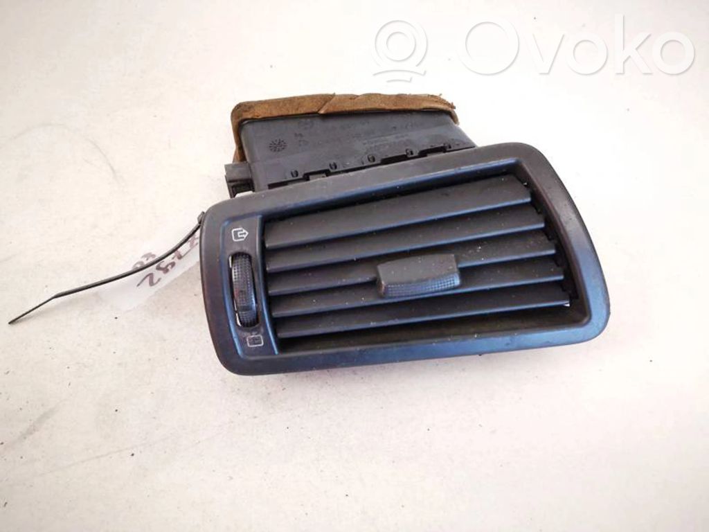 Grille d'aération centrale   1484109077,1491964077,1484109077,1491964077