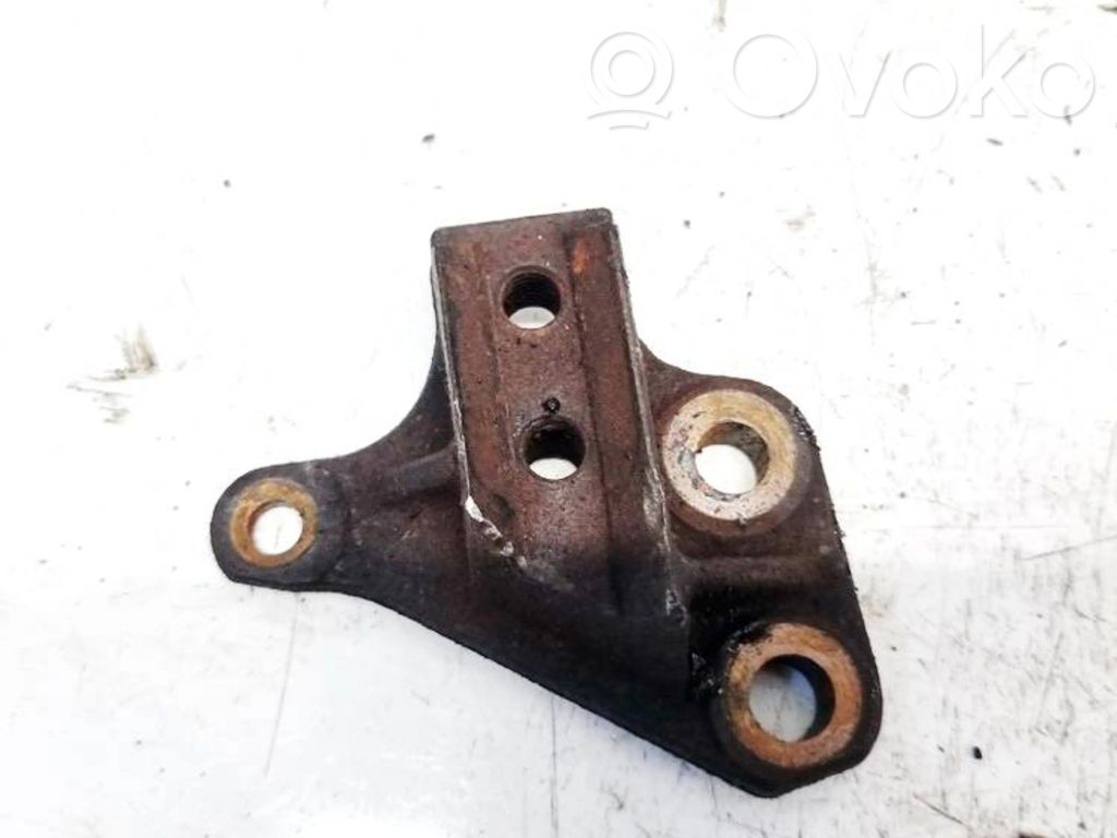 Volvo XC90 Engine mounting bracket 