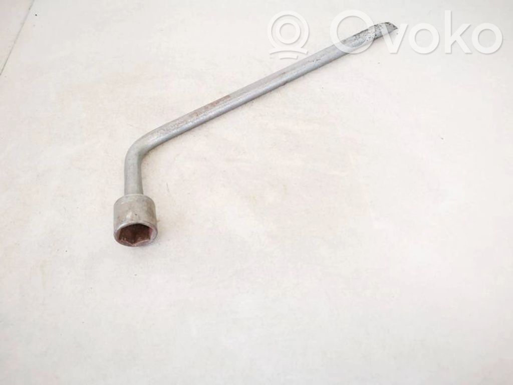 Llave de tuercas de rueda