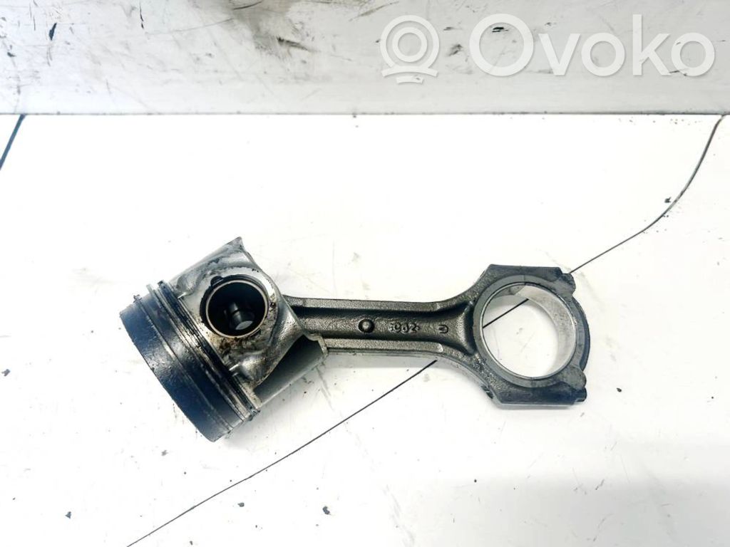 Piston cu bielă