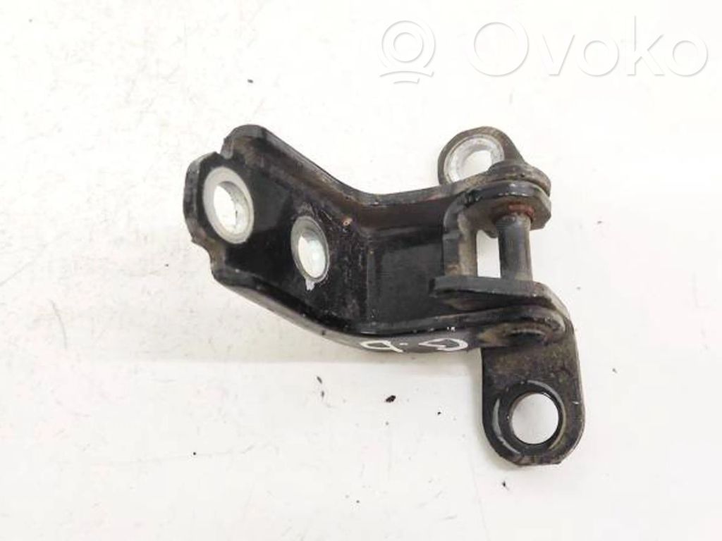 Charnière inférieure de porte arrière