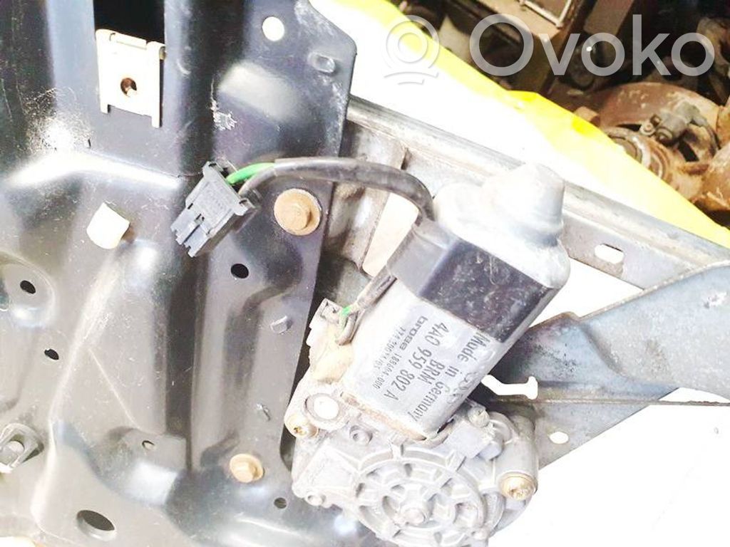 Audi 100 S4 C4 Asa reguladora de la puerta trasera 