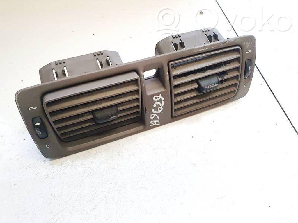 Grille d'aération centrale   Y01144,Y01144