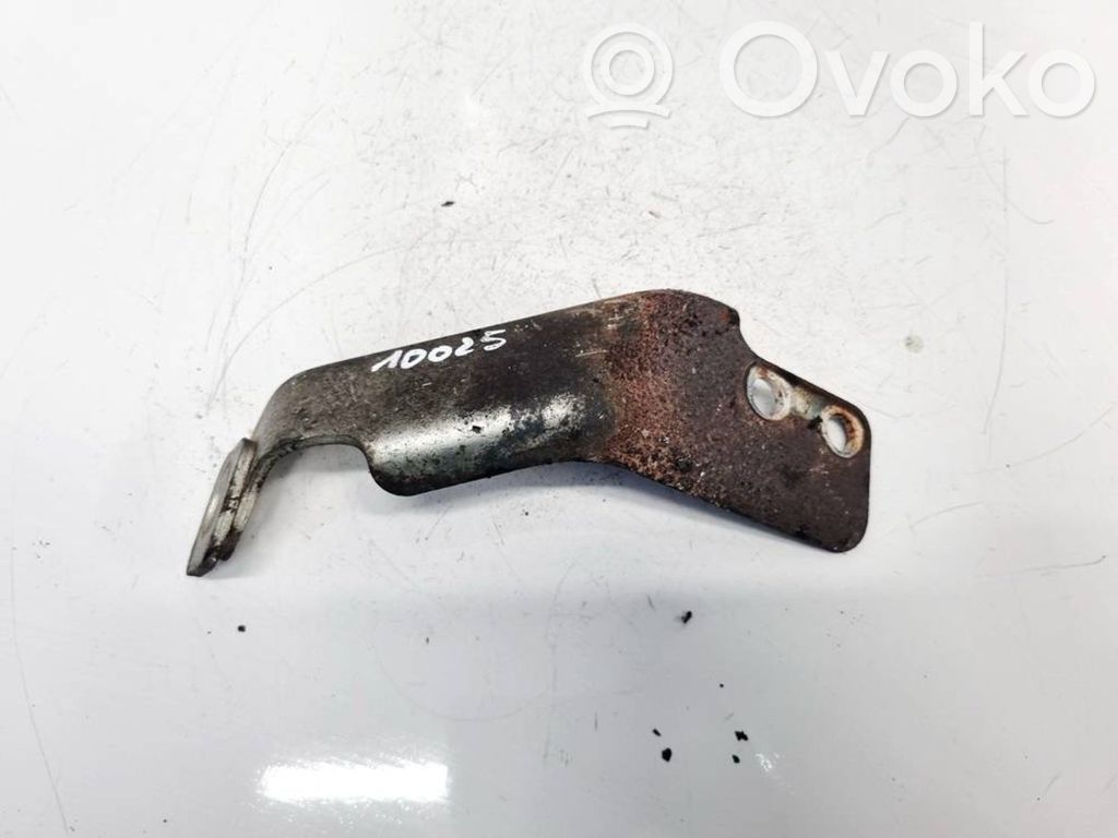 Engine mounting bracket