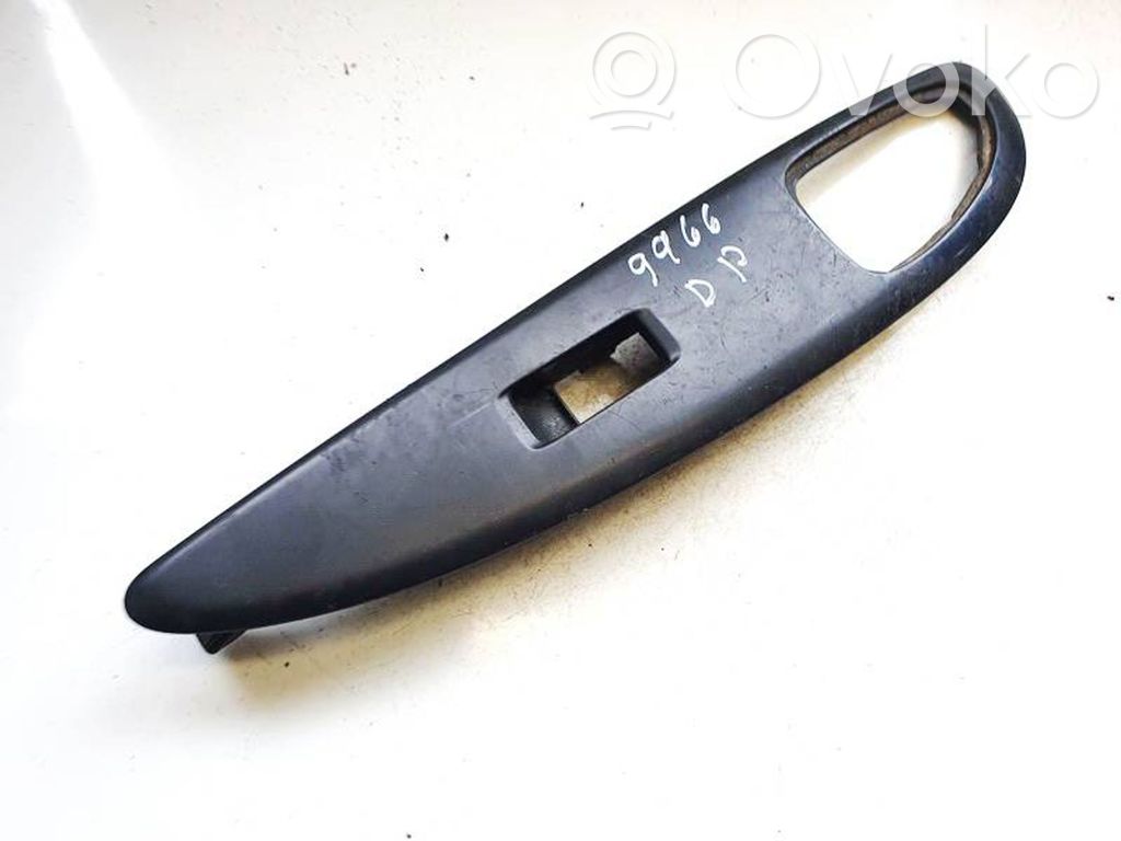 Nissan Primera Moldura del interruptor de la ventana de la puerta delantera