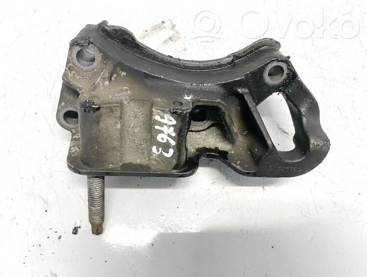 Ford Focus Engine mounting bracket 