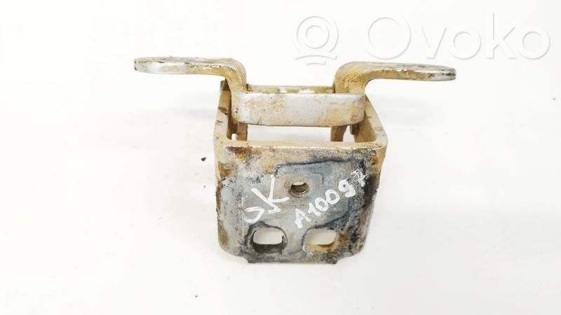 Bisagra inferior de la puerta trasera