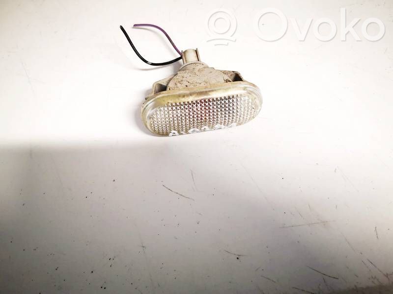 Nissan Tiida C11 Indicatore di direzione del parafango anteriore 