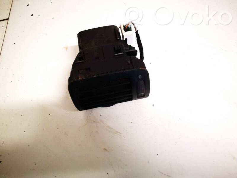 Volkswagen PASSAT B5 Grilă ventilație/ramă laterală bord 