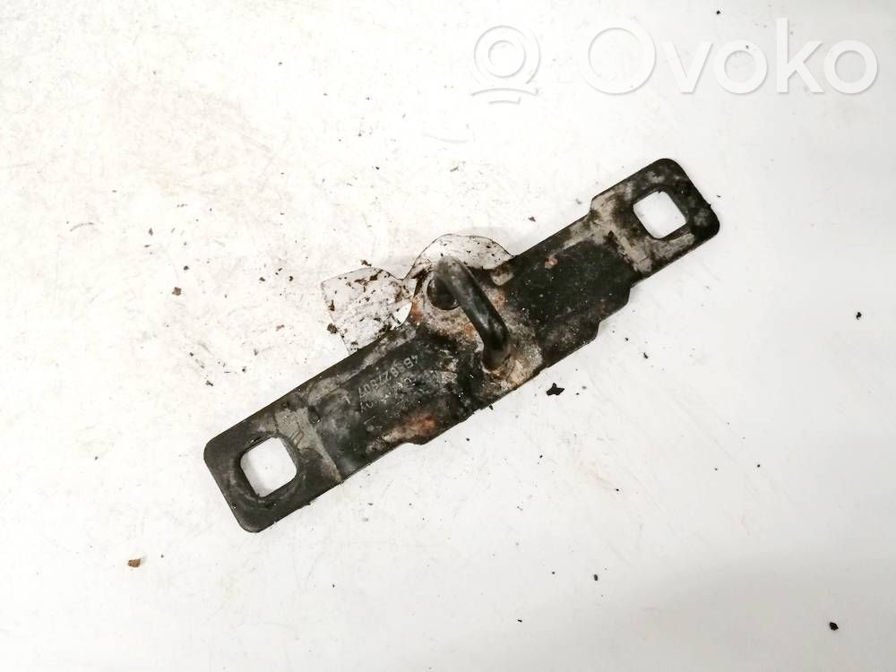 Audi A4 S4 B5 8D Boucle de verrouillage porte avant / crochet de levage