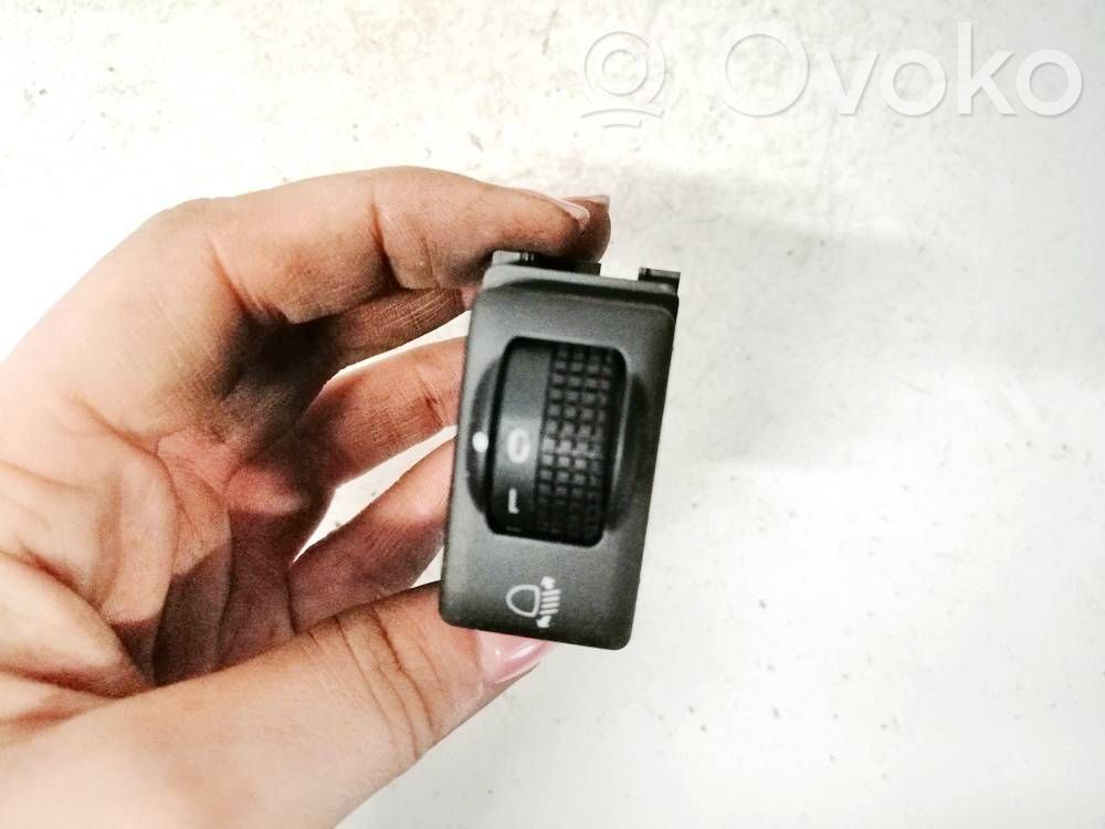 Nissan Note (E11) Interruttore di regolazione livello altezza dei fari 