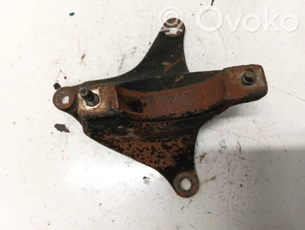 Ford Focus Engine mounting bracket 